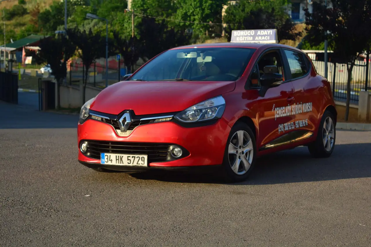 Turuncu Renault Clio eğitim aracı