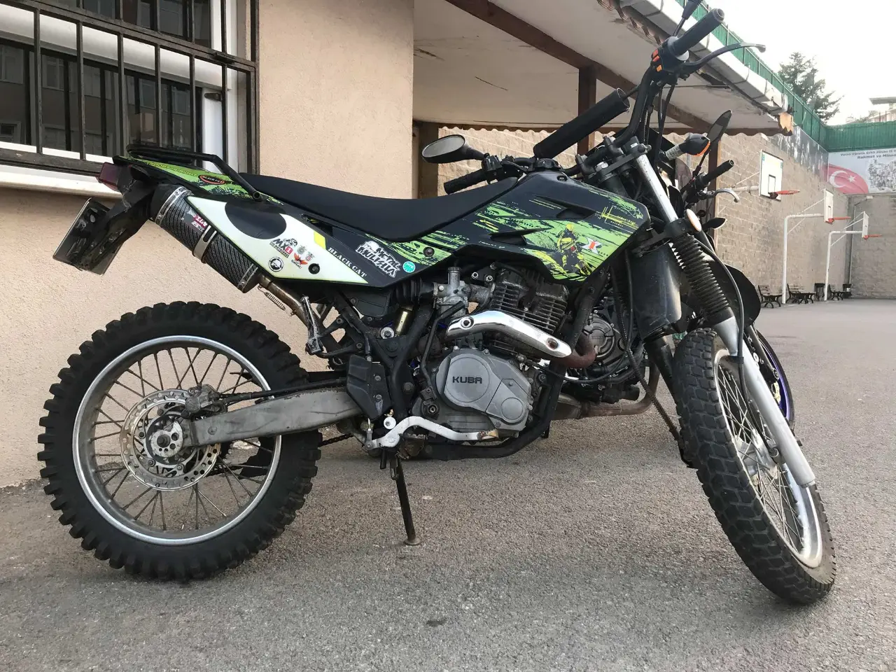 Yeşil-siyah eğitim motosikleti